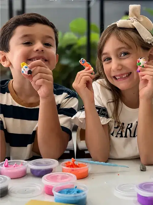 Crianças brincando com a argila YoClay