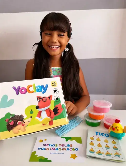 Criança com a caixa YoClay