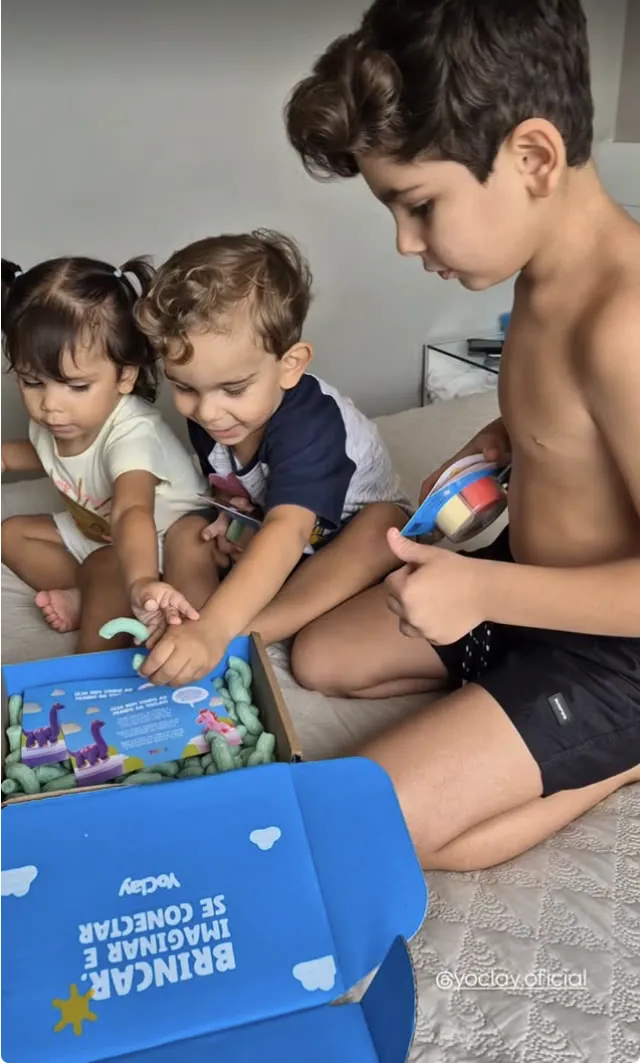 Criança brincando com YoClay