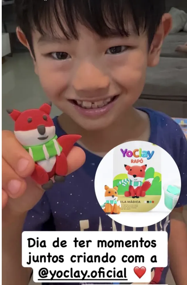 Criança mostrando o brinquedo que criou