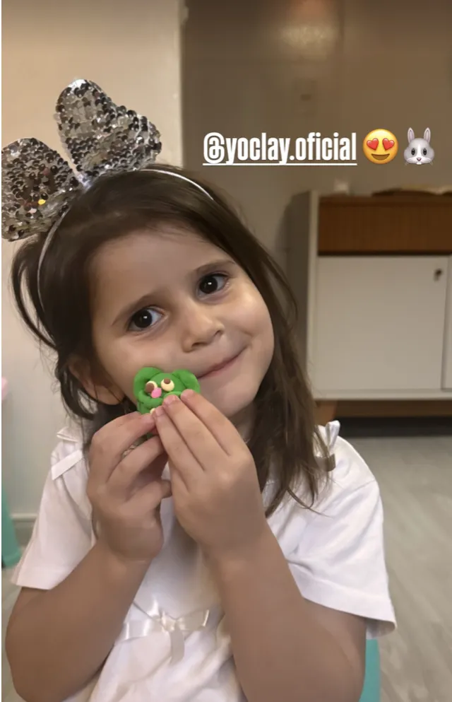 Crianças modelando com YoClay