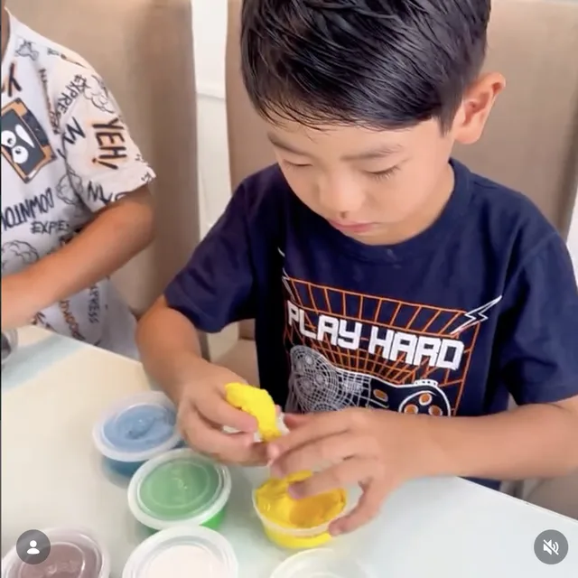 Criança misturando cores de argila YoClay