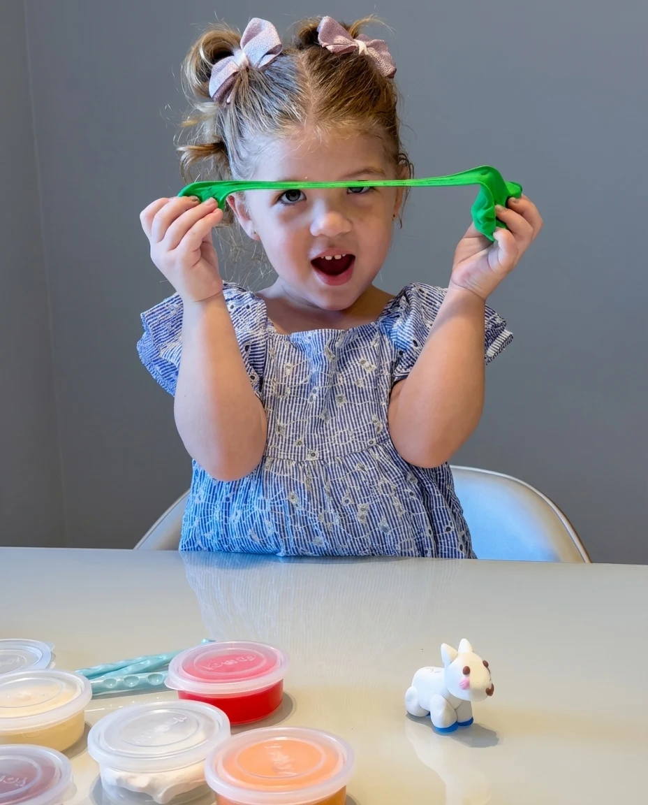 Criança brincando com argila YoClay